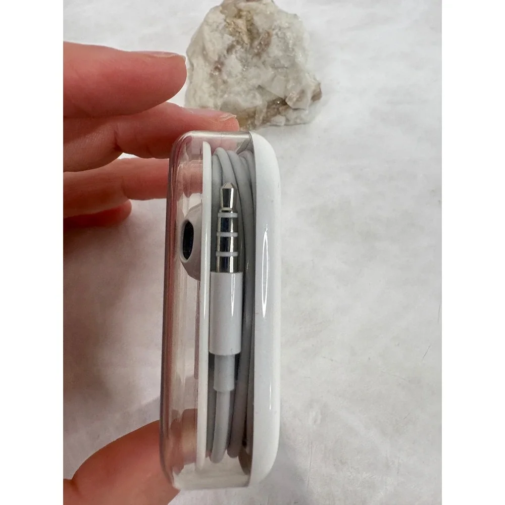Apple‎ EarPods with 3.5mm Headphone Plug Wired Earbuds with Remote and Mic White